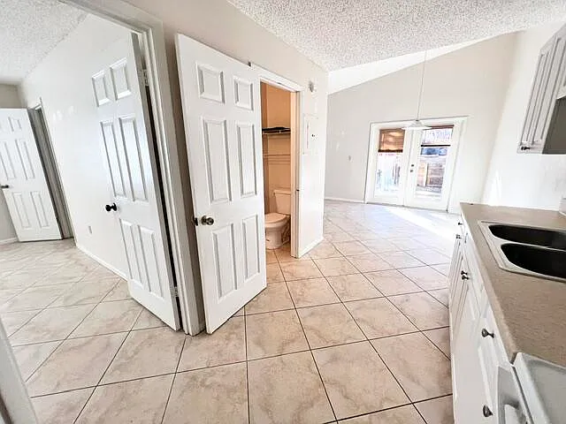 1 bed, 1.5 bath, 660 sqft, $1,275 — Photo 2