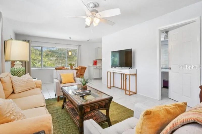 2 bed, 1.0 bath, 1100 sqft, $4,000 — Photo 4