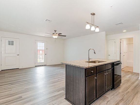 4th image of 1708 Fairmont Dr #200