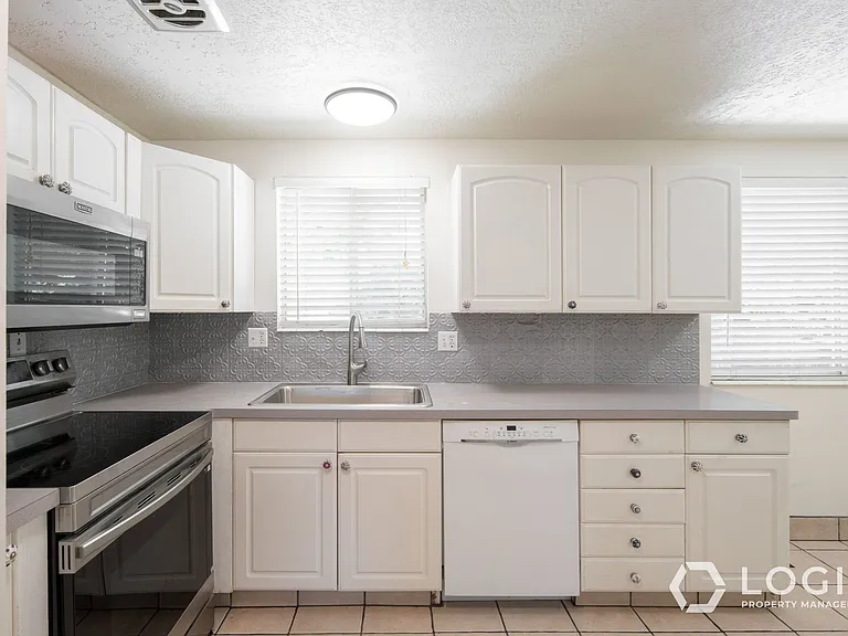 1911 E Cecelia Cir #1911 CECILIA CIRCLE — Photo 14