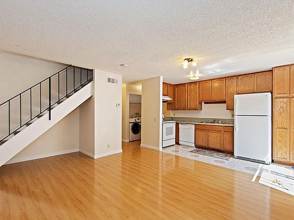 4th image of 424 E Newmark Ave