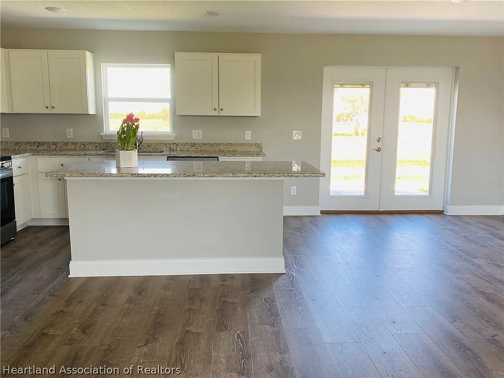 3 bed, 2.0 bath, 1492 sqft, $2,060 — Photo 4