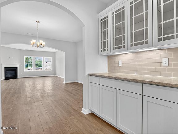 5th image of 1028 Peace Street