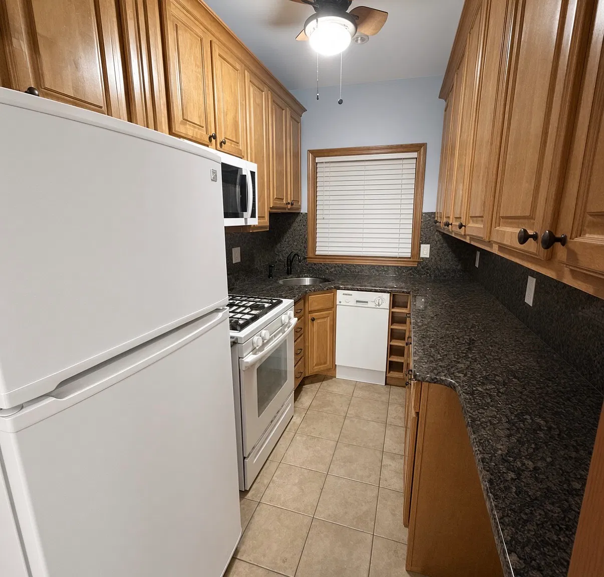 3 bed, 1000 sqft, $2,300 — Photo 2