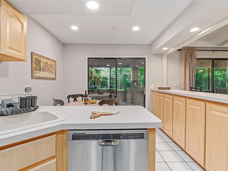 8101 NW 46th St — Photo 30
