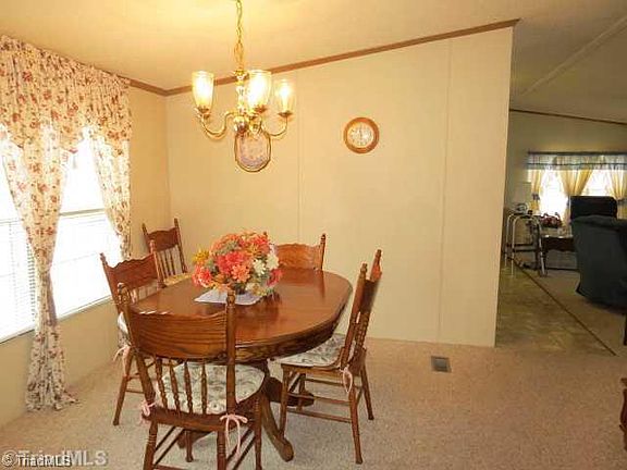 5th image of 121 Aster Cir