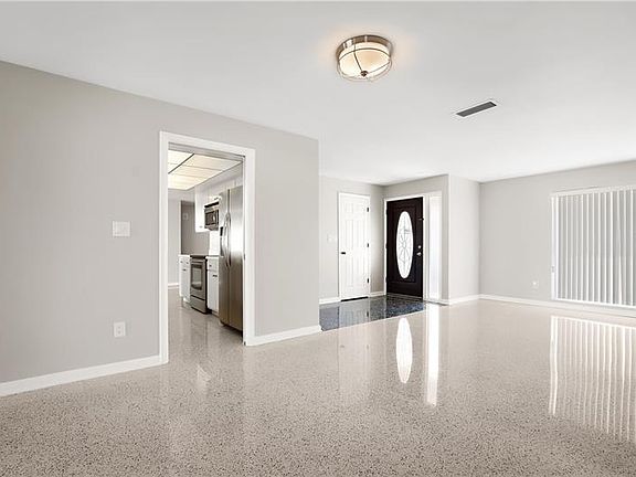 4th image of 14631 Crown Dr