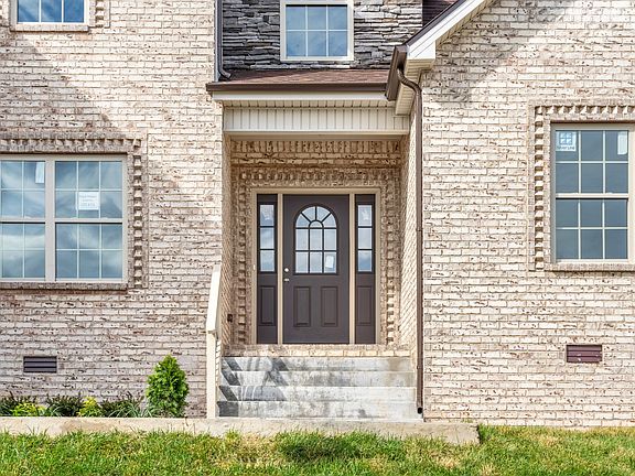 2nd image of 211 Bluebriar Trce