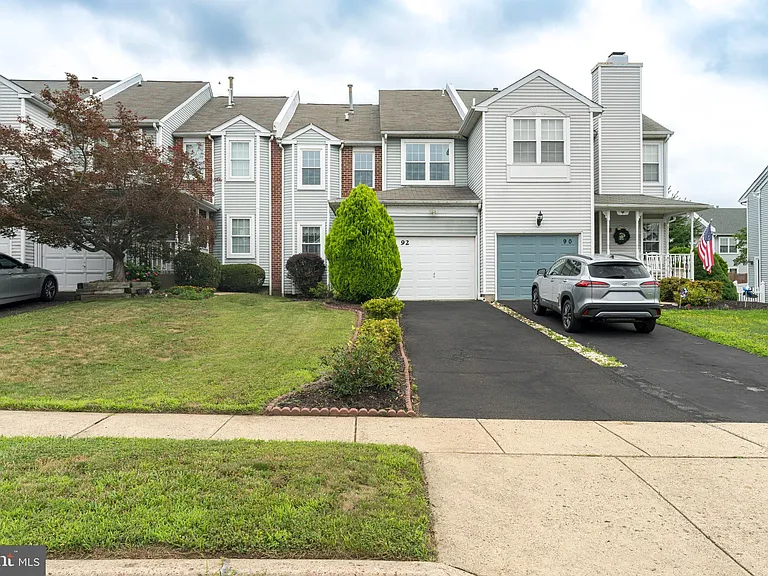 92 Kirkwood Dr — Photo 1