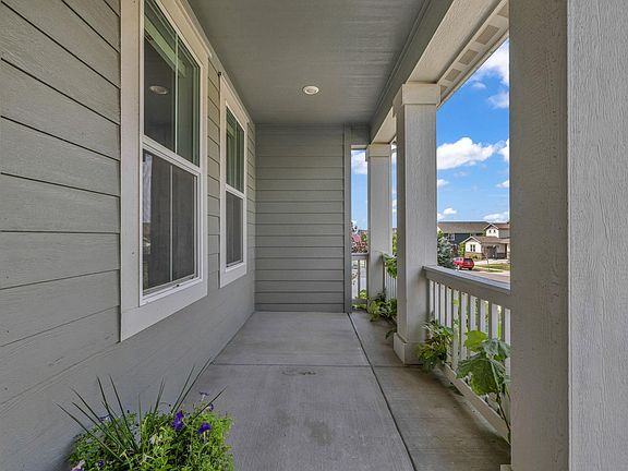 3rd image of 980 Sandstone Cir