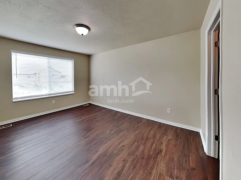 981 Stonehenge Dr — Photo 7
