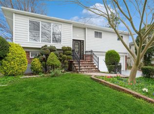 30 Richard Ct, Plainview, NY 11803