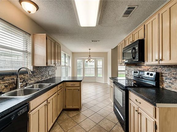 4th image of 5904 Hillglen Dr