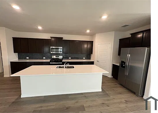 4 bed, 2100 sqft, $2,800 — Photo 3