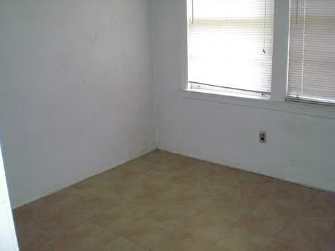 625 NW 10th Ave — Photo 12