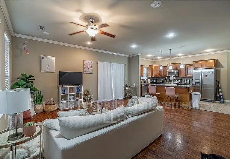 606 N Tennyson Ln — Photo 5