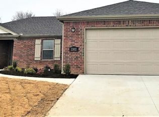 1302 Eagle Ct, Gravette, AR 72736