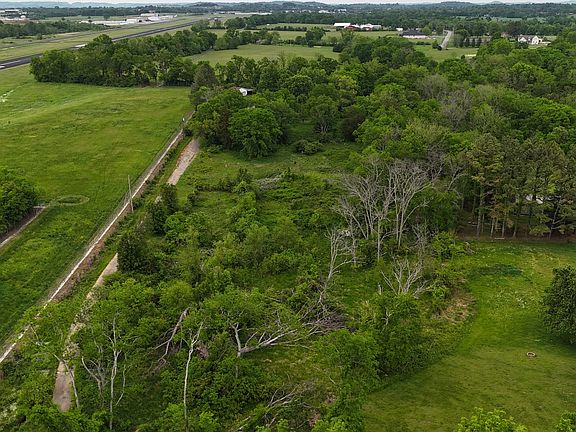 4th image of 401 Newton Ln