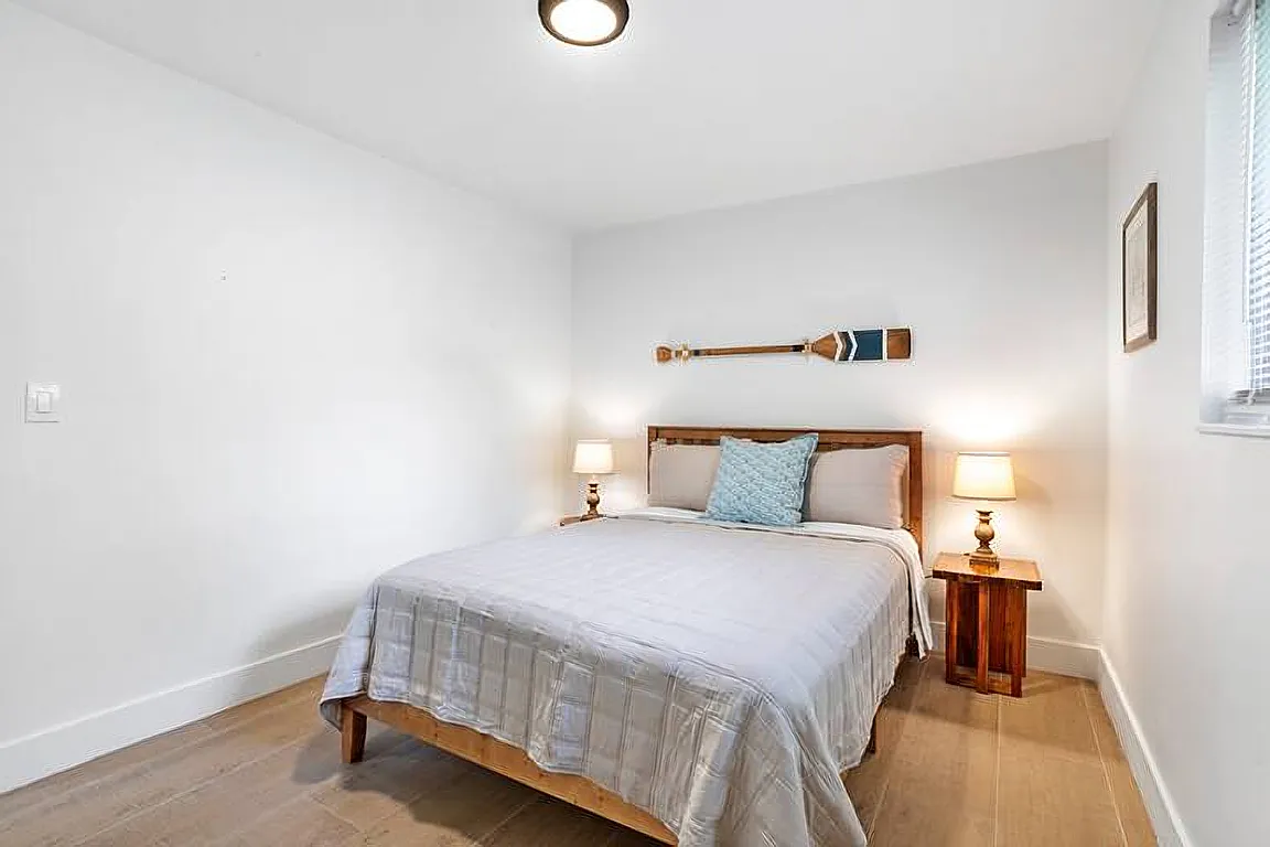 3 bed, 6800 sqft, $9,000 — Photo 1