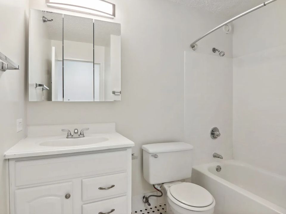 1st image of 820 N La Salle Dr #304