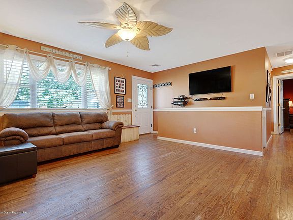 4th image of 936 Beachwood Blvd