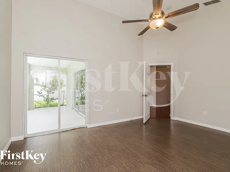 2251 Mallory Cir — Photo 8