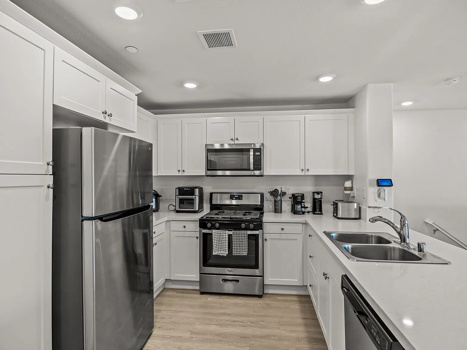 2 bed, 1139 sqft, $2,900 — Photo 3