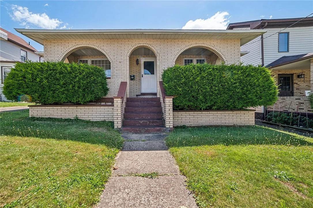 114 Center Ave photo 1