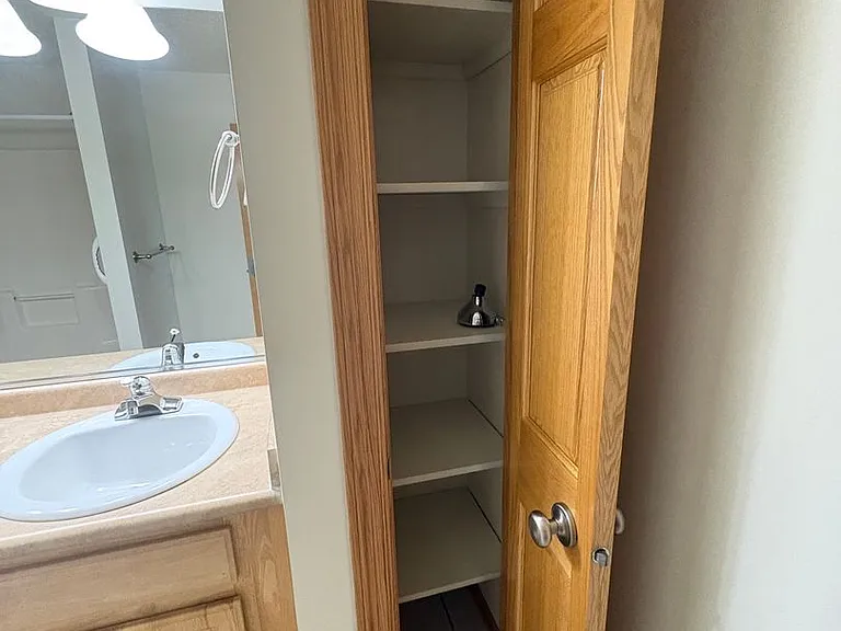 Shelly Rose Apartments — Photo 10