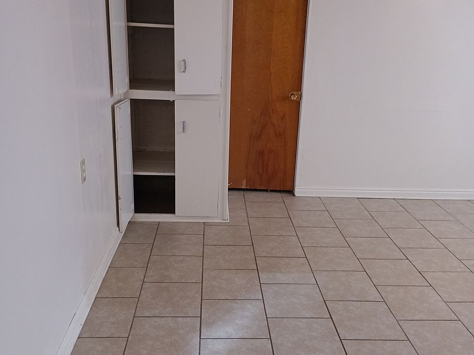 Living room with cold storage under the porch
