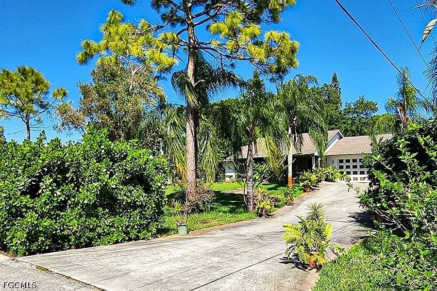 18401 Huckleberry Rd