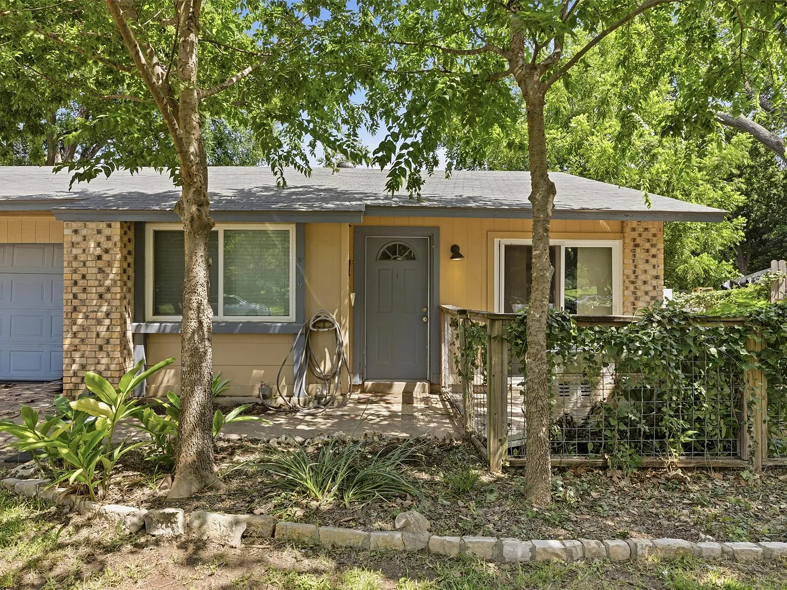 2 bed, 1.0 bath, 1758 sqft, $1,450 — Photo 2