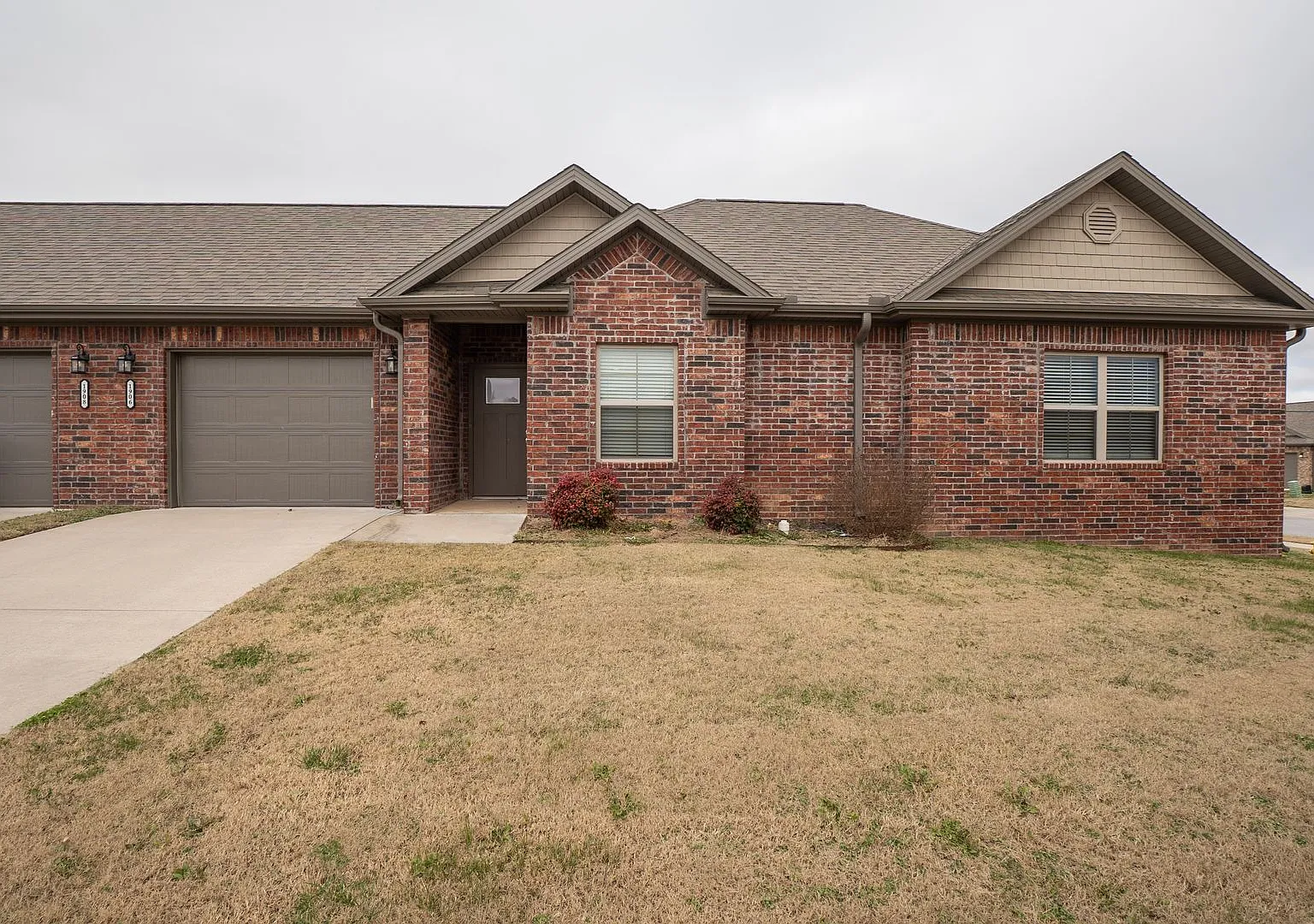 Charming 2 bedroom/2 bathroom in Pea Ridge! — Photo 1