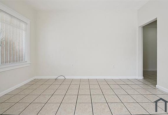 3rd image of 1464 1/2 W 35th Pl