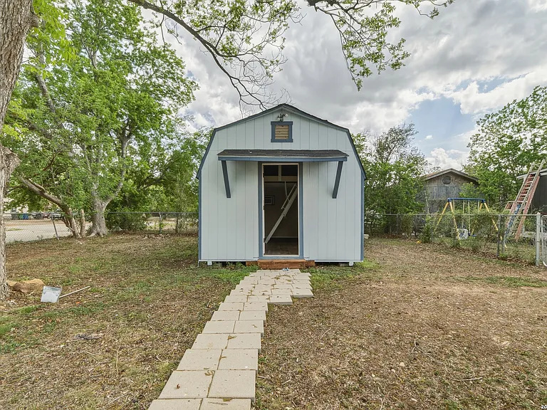 402 Tedder St — Photo 16