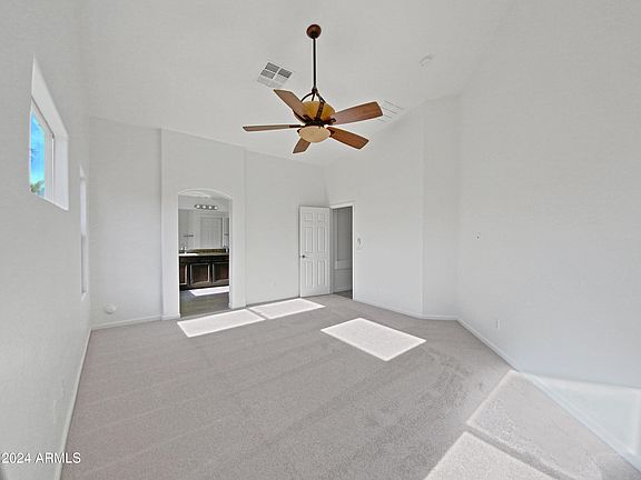 5th image of 661 W JERSEY Way