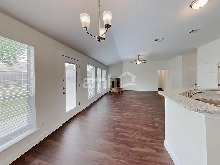 120 Jennings Dr — Photo 4