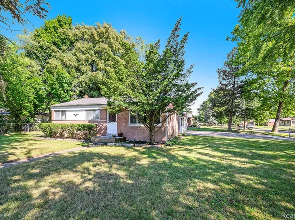 6100 Williams Lake Rd, Waterford, MI 48329