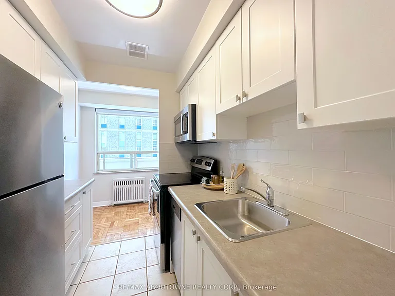 565 Avenue Rd #506 — Photo 8