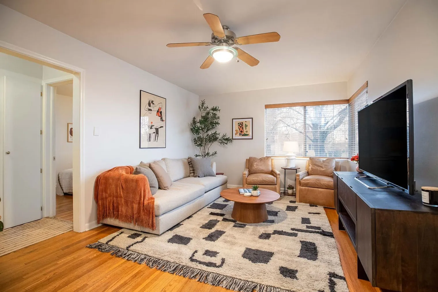 4 bed, 2.0 bath, 1700 sqft, $5,925 — Photo 3
