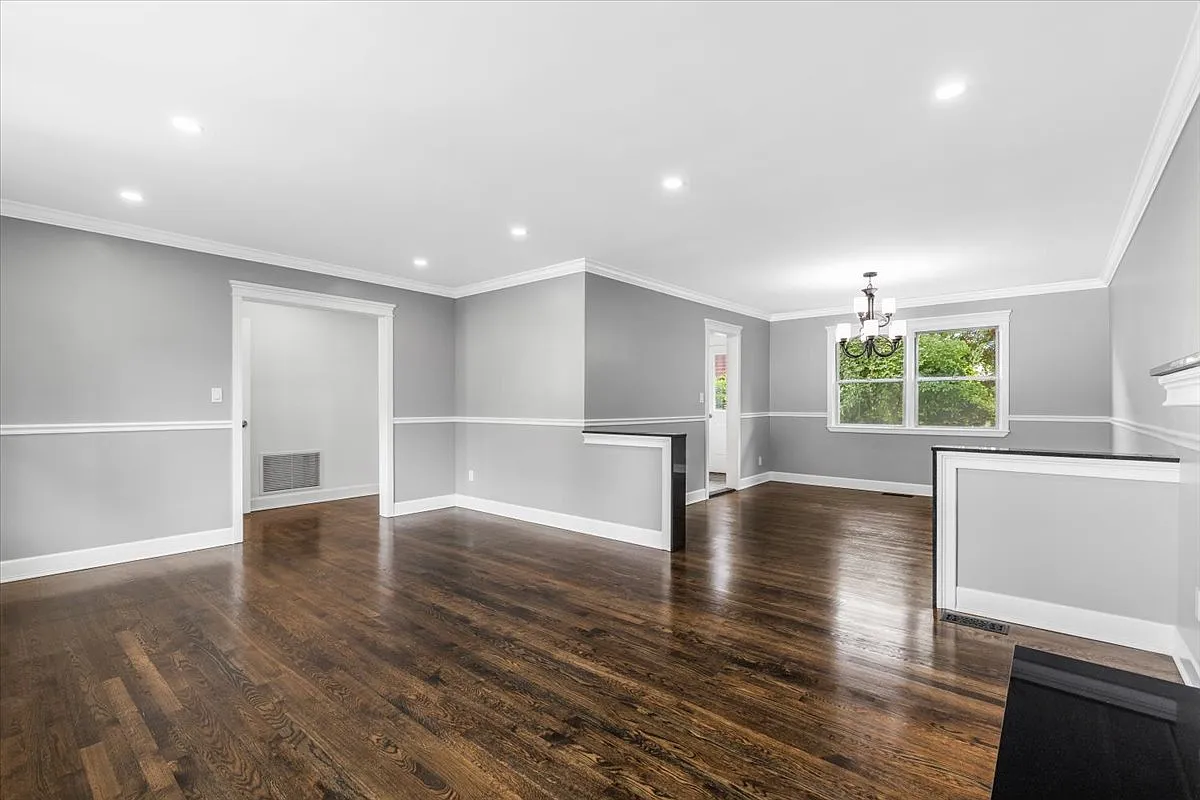 85 Franklin Ave — Photo 3