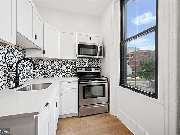 3rd image of 1637 W Girard Ave Floor 3