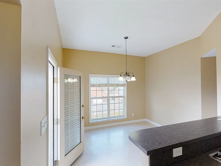 615 Castlebrook Dr — Photo 10