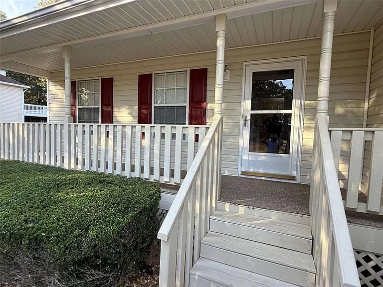 228 Solomon Dr — Photo 2