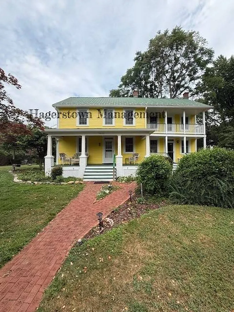 3 Bedroom Home Fully Furnished in Picturesque Appalachian Mountain Setting — Photo 1
