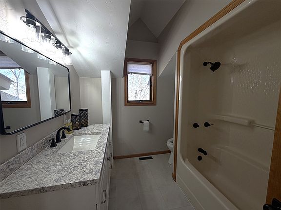 5th image of 796 Kenneth St