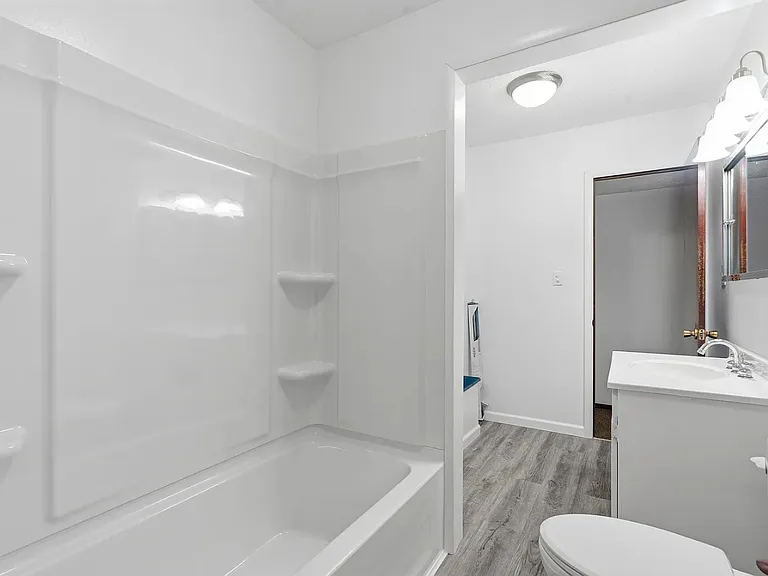 3821 Oakland Rd NE — Photo 2