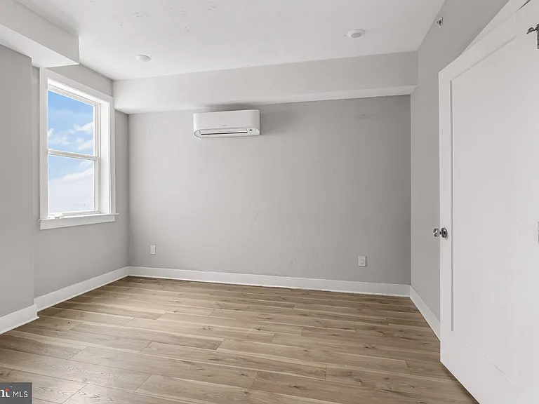 5230 Walnut St #5R — Photo 11
