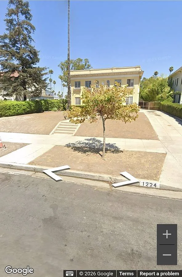 5 bed, 3.5 bath, 4242 sqft, $1,400 — Photo 1