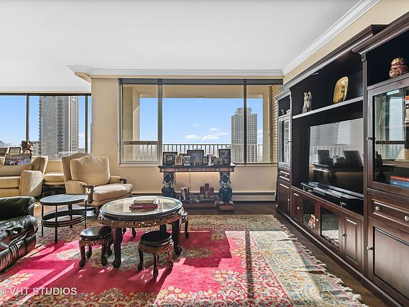 3rd image of 1000 N Lake Shore Plz N #40C